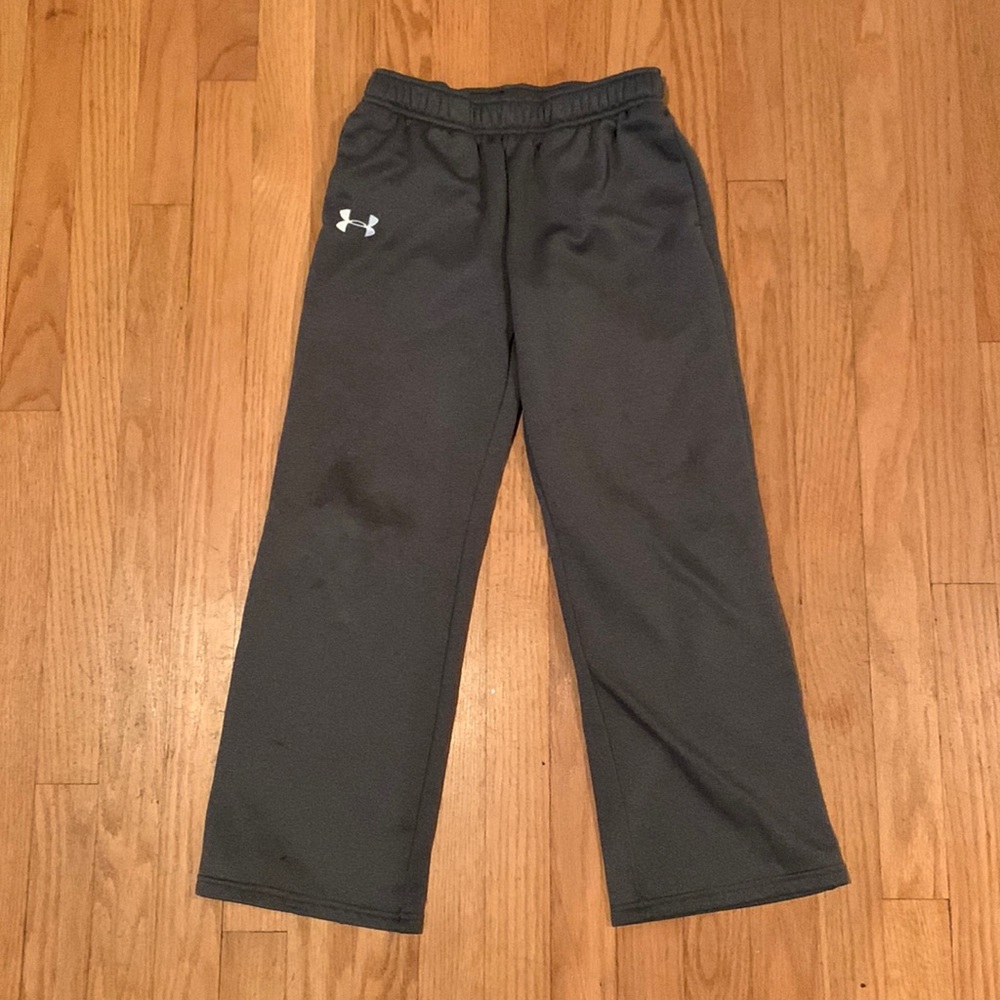 Grey Under Armor Sweatpants. Very comfortable and size Youth Medium